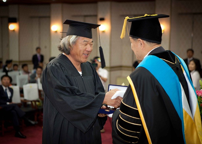 공로상을 받는 차문화경영학과 김계규 학우 모습