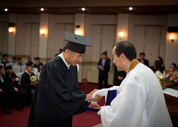 이사장상 수여하는 사회복지학과 김훈 학우 모습