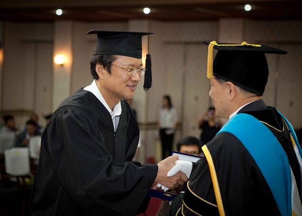 공로상을 받는 얼굴경영학과 박종석 학우 모습
