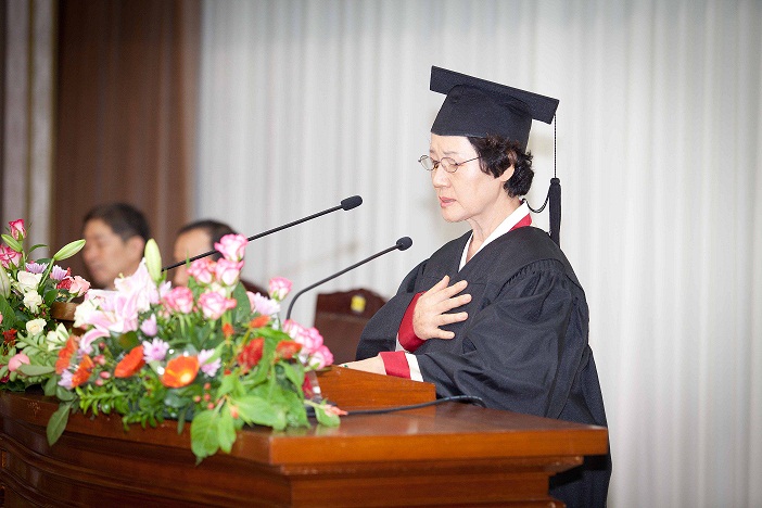 답사 하는 차문화경영학과 안순자 학우 모습