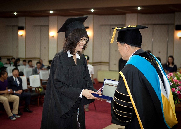 총장상을 수여하는 요가명상학과 오진옥 학우 모습