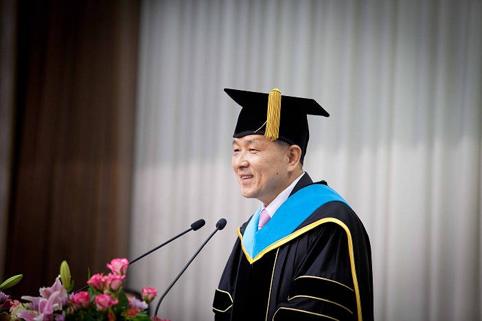 졸업 축하 훈사를 하시는 성시종 총장님