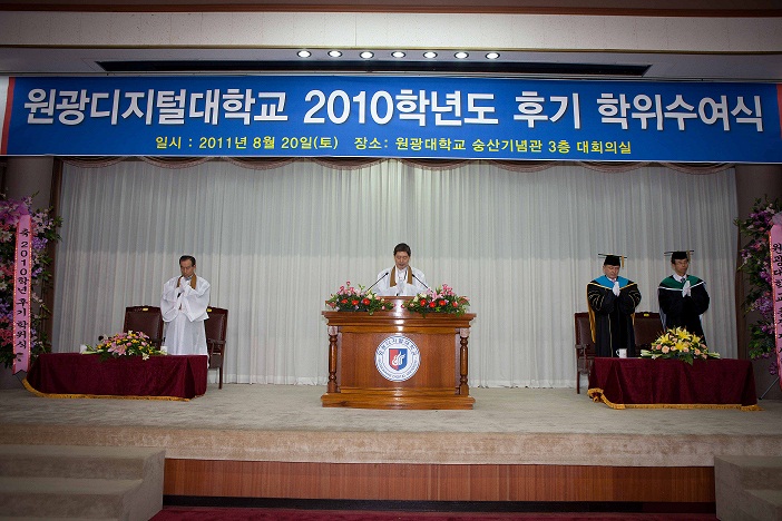 졸업생들의 앞날의 축복을 기원하는 김현 교감님 기도 모습