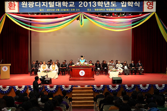 입학식에서 성시종 총장 훈사 말씀하는 모습