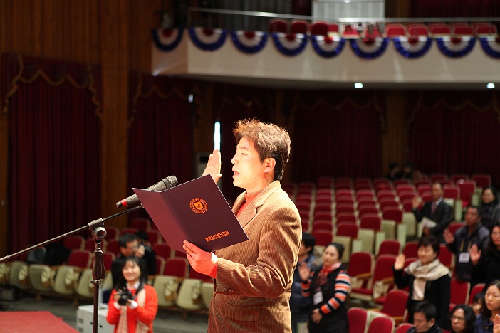 입학식에서 학생이 선서하는 모습