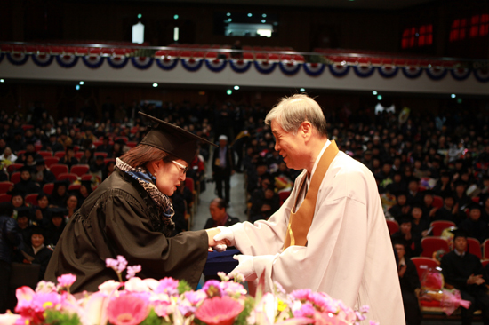 학위수여식에서 상을 받는 학우 모습