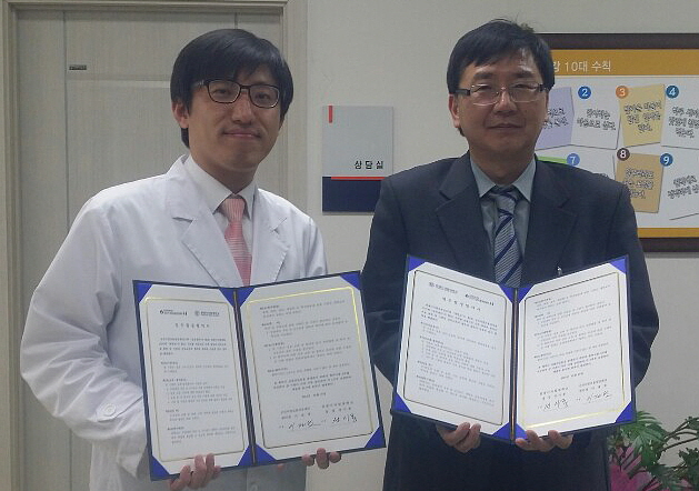 군산시알코올상담센터 이대보 센터장(좌)과 원광디지털대학교 중독재활복지학과 주일경 교수(우)