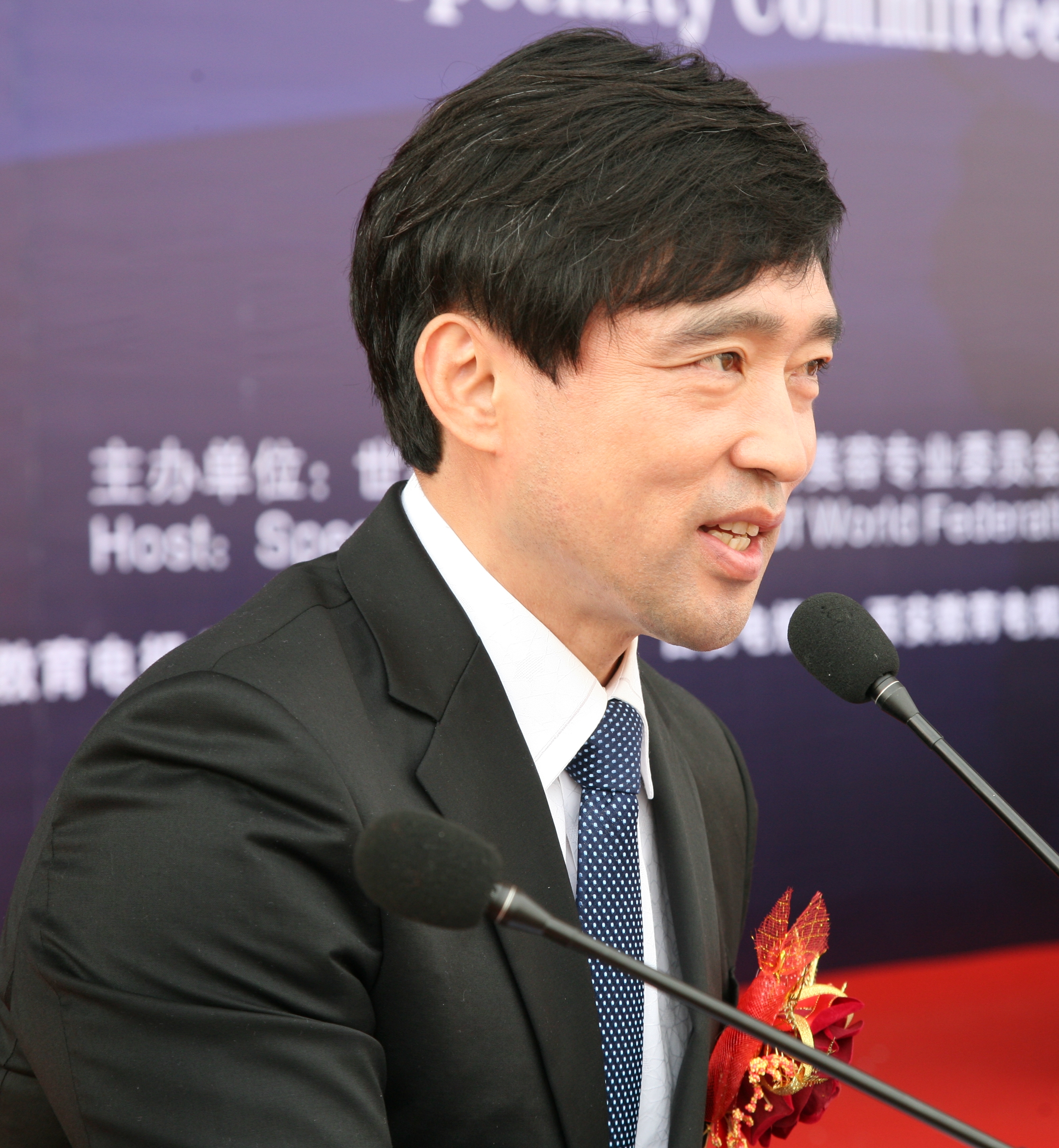 논문 발표하는 김효철 교수 모습