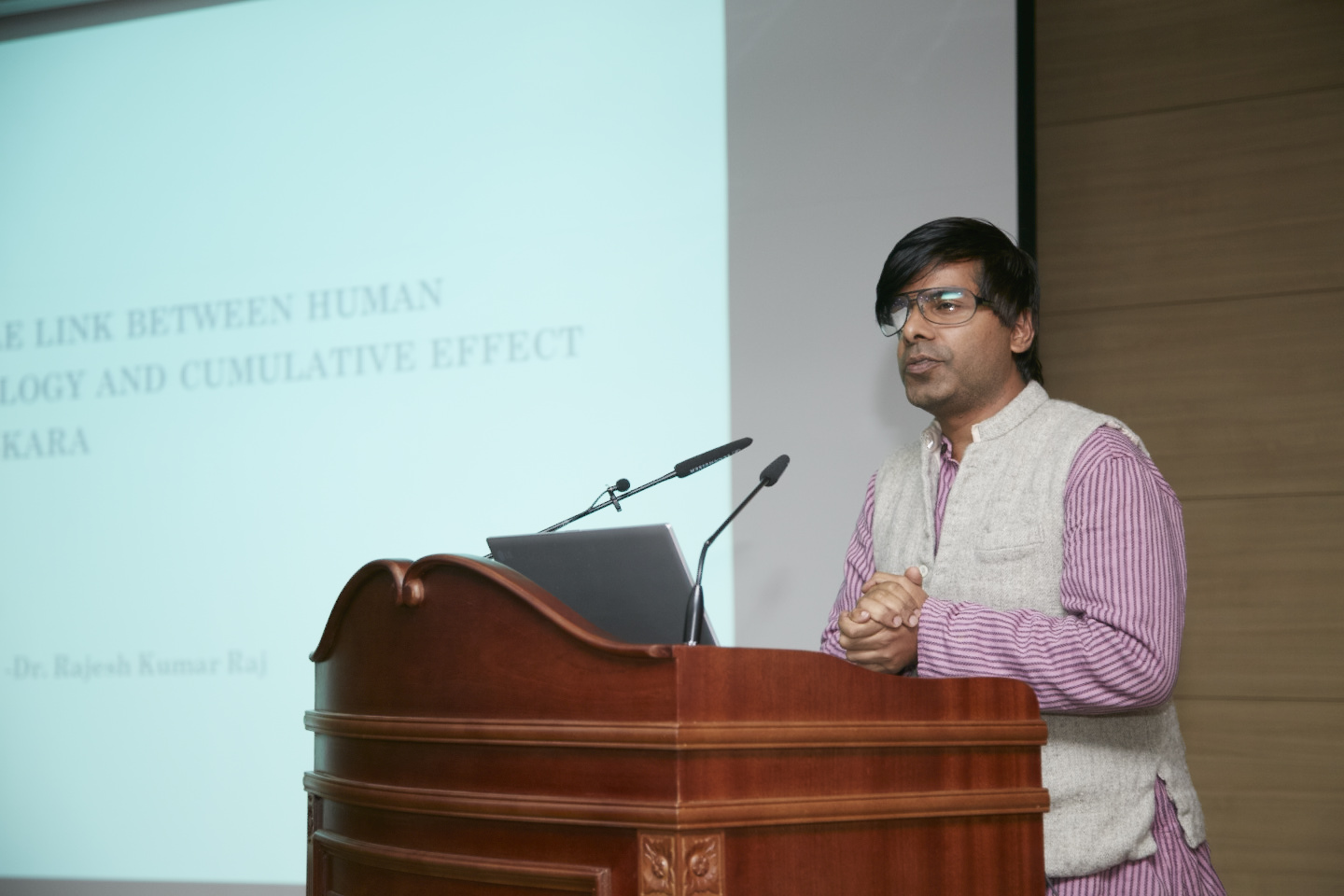 라세지 교수 발표 모습