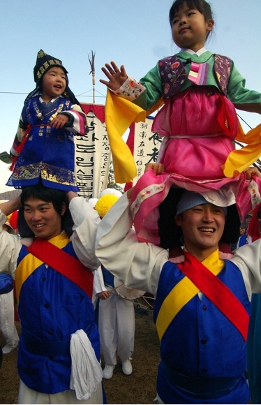 무등놀이 하는 모습