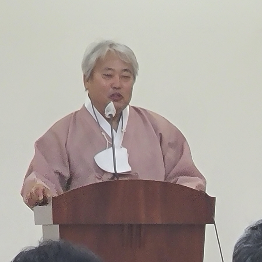 연설 중인 임영수 관장의 모습2