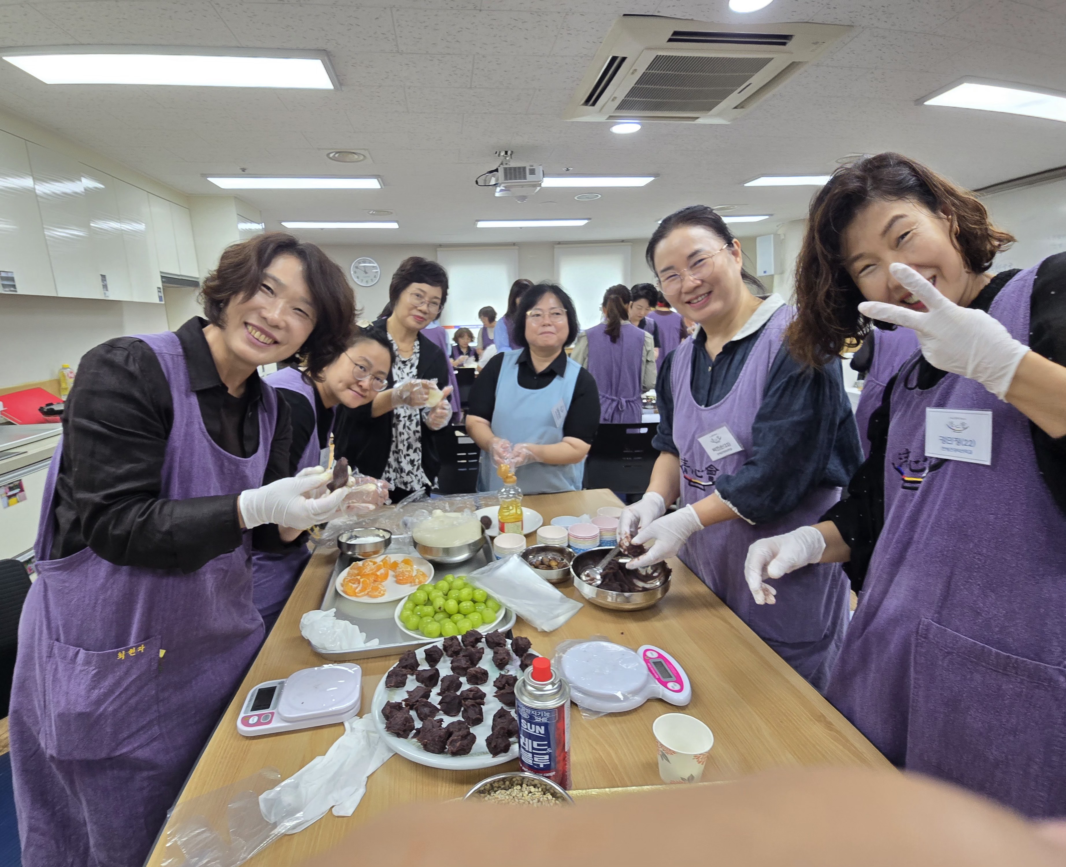 과일과 팥앙금을 활용한 찹쌀떡 만들기를 하고 있는 학우들의 모습 2