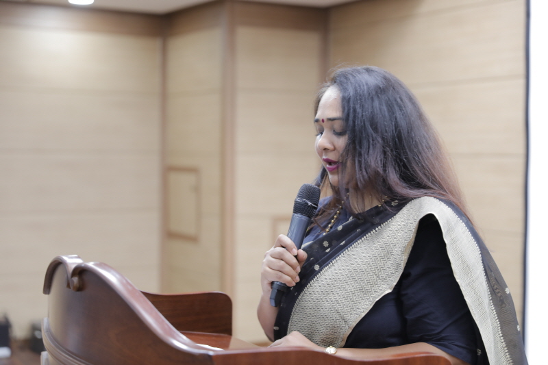 축사를 진행하는 Ms. Ananya Agarwal 주한인도문화원장