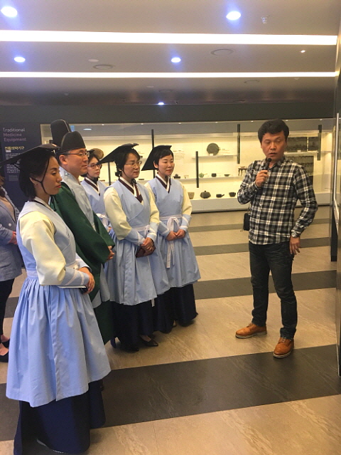 한방관련 설명 듣는 모습