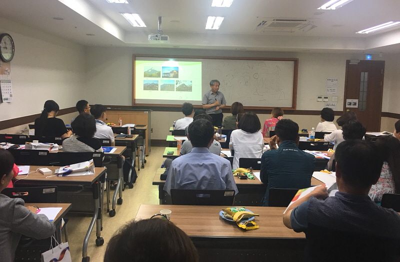 수업 중 질문하는 모습