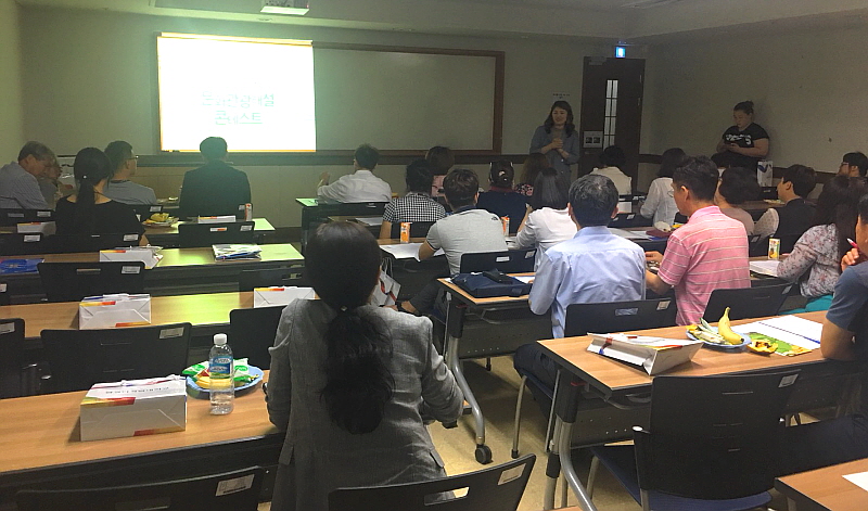 설명중인 웰니스문화관광학과장 부숙진 교수