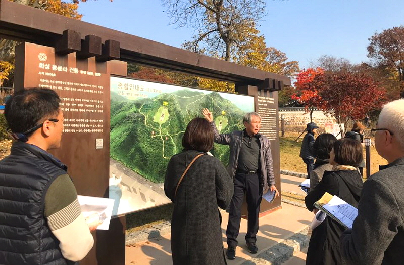 장원기 교수의 해설하는 모습
