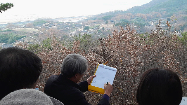 풍수지리를 설명중인 장원기 교수