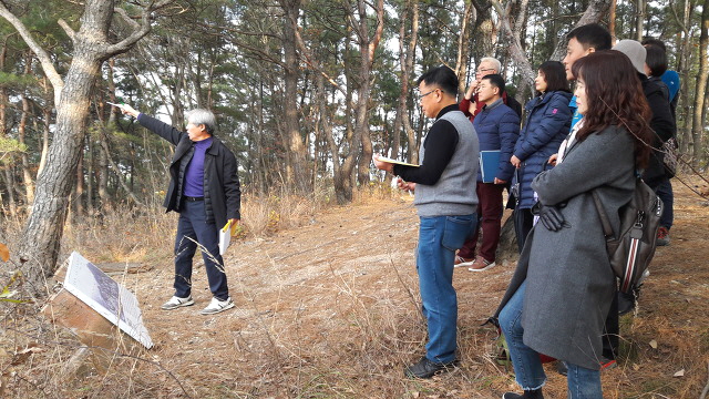 설명을 듣는 학생들