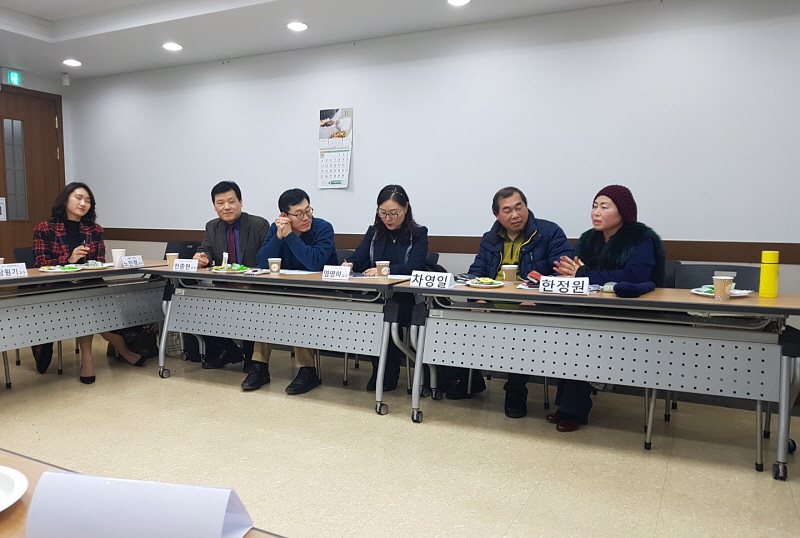 이야기를 나누는 모습