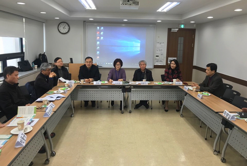 이야기를 나누는 모습