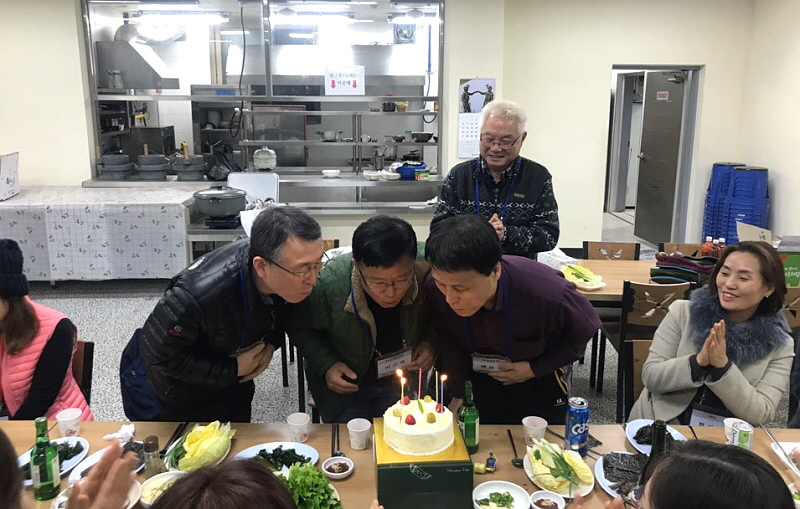 졸업생들을 축하하는 모습