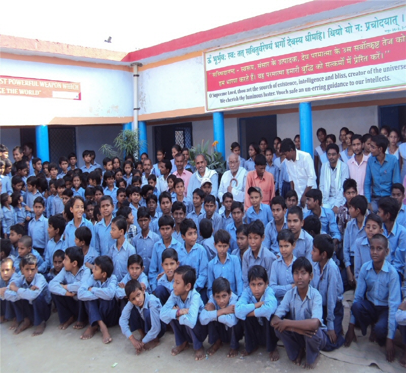 인도 학교 SSVM학생들과 관계자