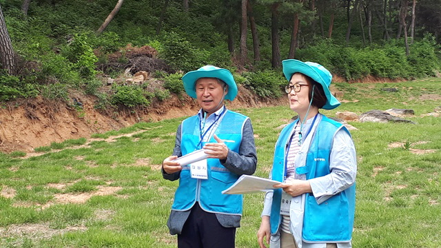 이야기를 나누는 모습