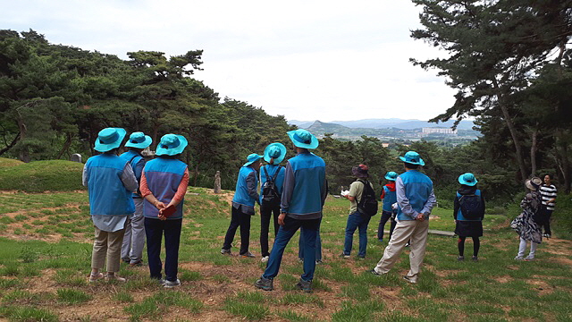 설명을 듣는 학생들