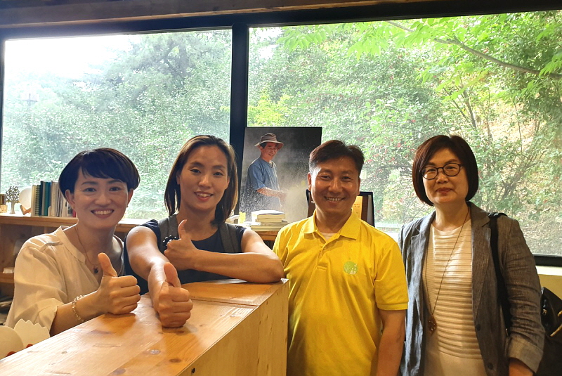 명상센터를 방문한 학생들과 학과장