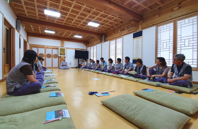 템플스테이 체험 중인 모습
