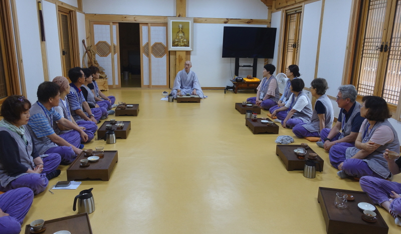 템플스테이 체험 중인 모습