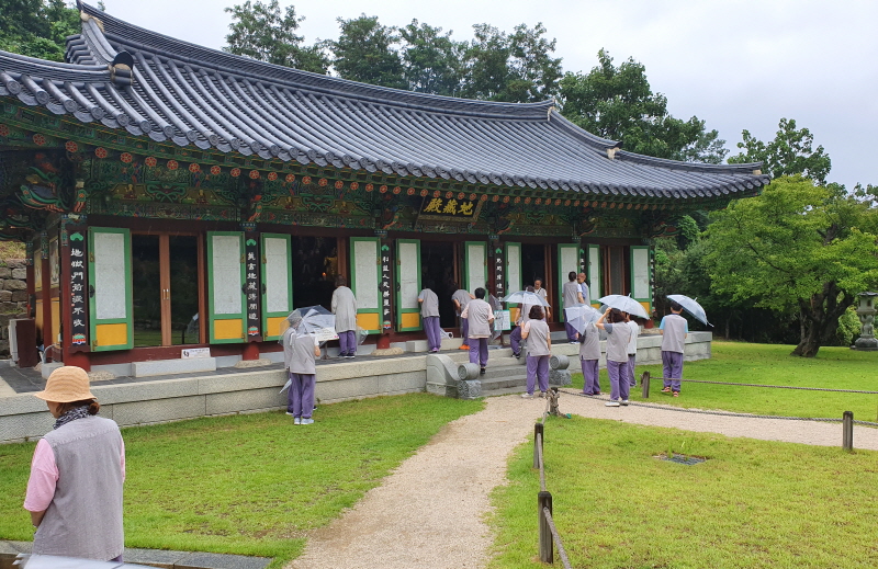 템플스테이 체험 중인 모습