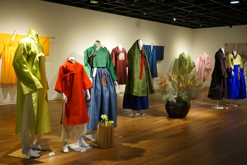 한국복식과학학과 색색인화전 개최