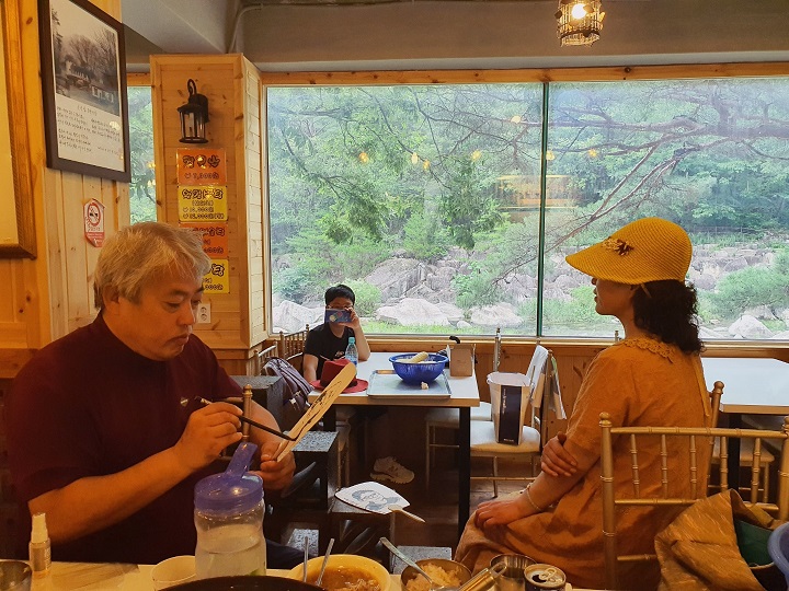 식사 후 인물화를 그려 주는 모습