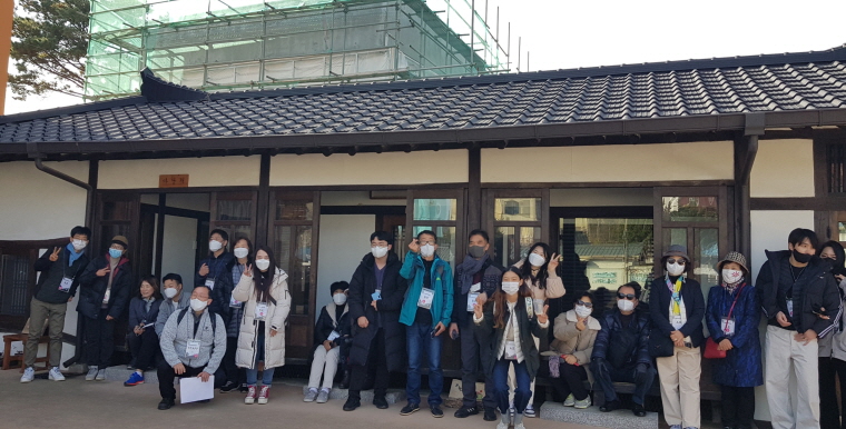 공주하숙마을에서 웰니스문화관광학과 재학생 및 졸업생 단체사진