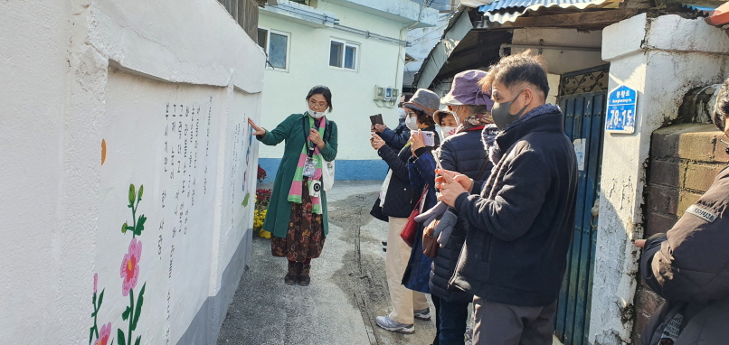 나태주 시인이 사랑한 골목길을 투어하는 학생들 모습