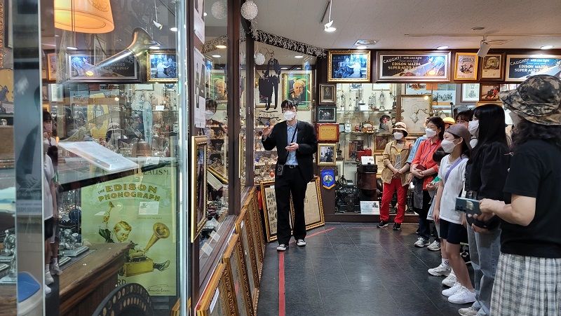 에디슨이 발명한 축음기에 관해 설명을 듣고 있는 모습