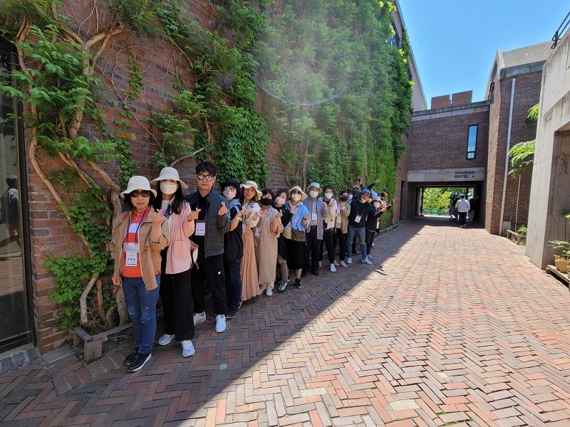 테라로사 커피박물관 앞에서 단체사진