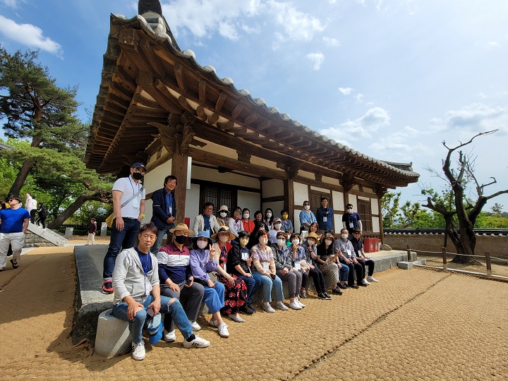 오죽헌 관람 중 단체 사진