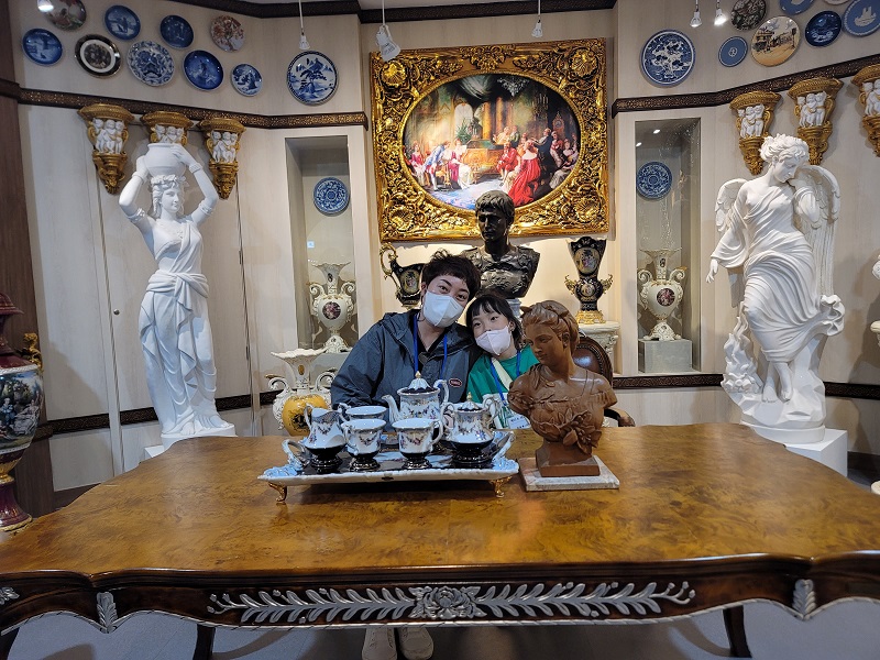 예쁜 컵을 배경으로 한 가족사진 촬영 모습