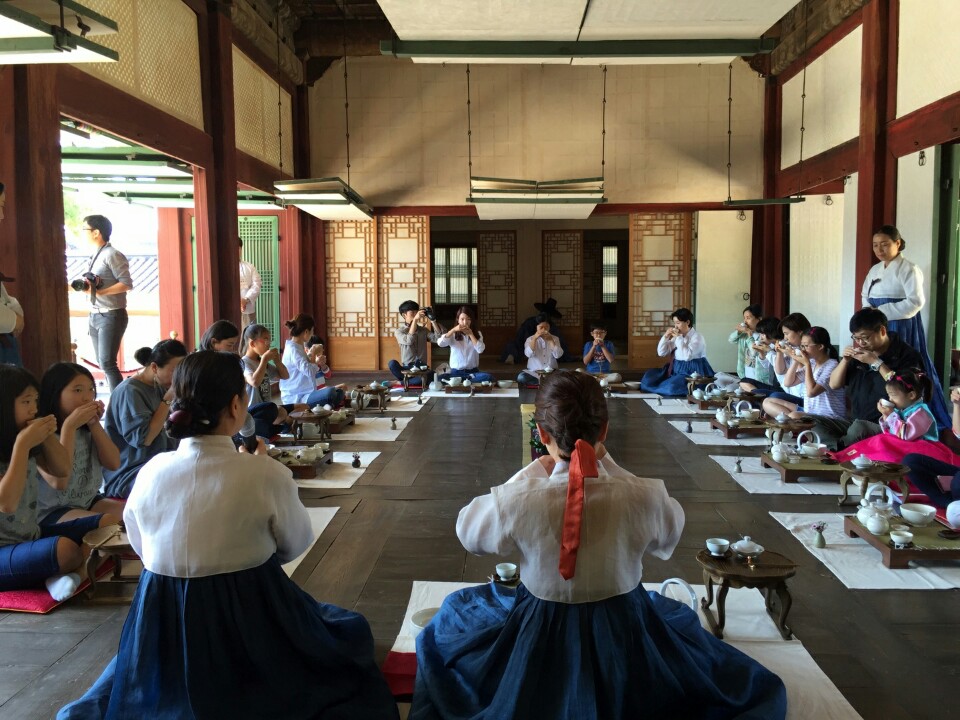 [사진] 경복궁 자경전 다례체험 사진 (차문화경영학과 재학생 및 졸업생)