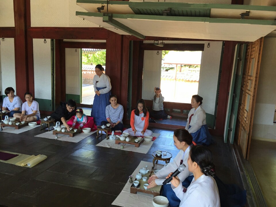 [사진] 경복궁 자경전 다례체험 사진 (차문화경영학과 재학생 및 졸업생)