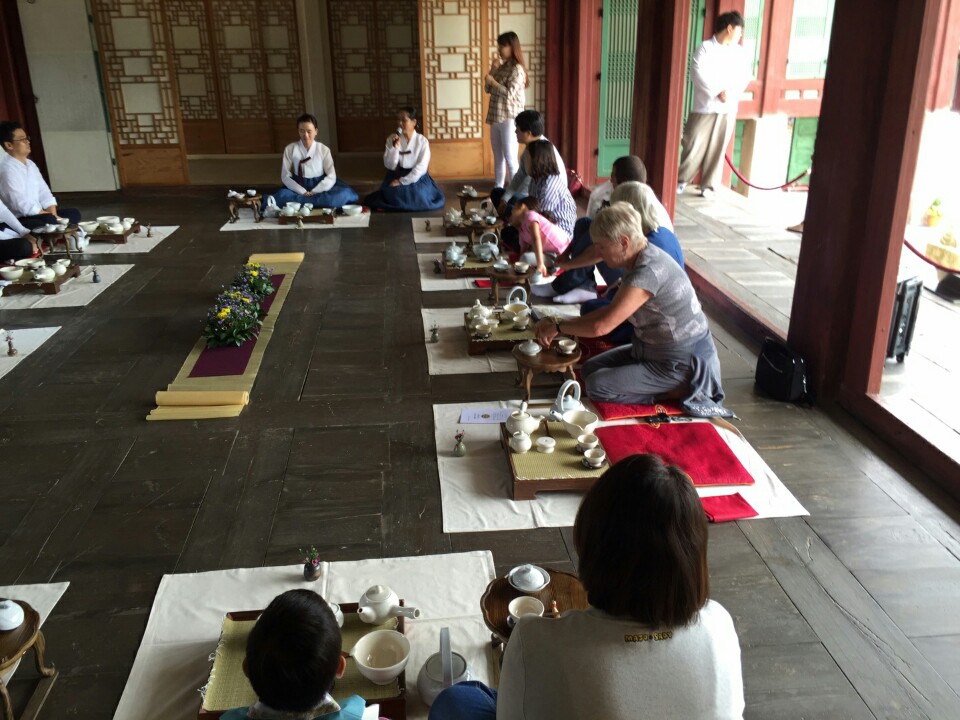 [사진] 경복궁 자경전 다례체험 사진 (차문화경영학과 재학생 및 졸업생)