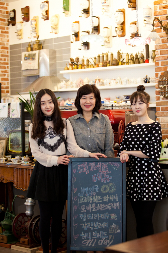 [사진] 차문화경영학과 1학년 세모녀의 카페'희스밀