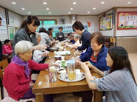 어르신들과 예쁜 송편 빚었어요