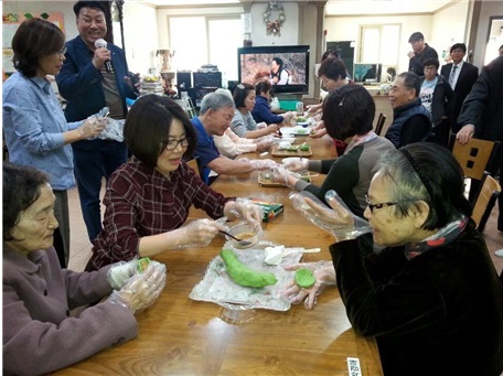 어르신들과 예쁜 송편 빚었어요